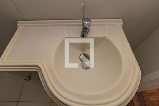 Banheiro de apartamento à venda com 1 quarto, 34m² em Passo da Areia, Porto Alegre