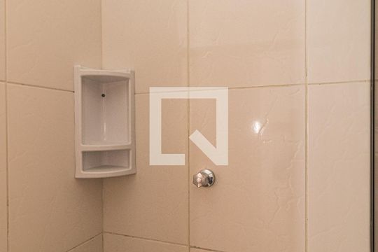 Banheiro de apartamento à venda com 1 quarto, 34m² em Passo da Areia, Porto Alegre