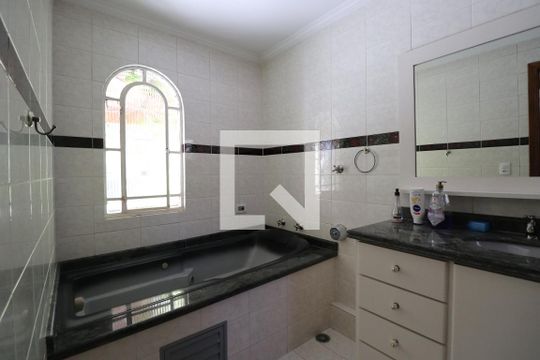 Banheiro da Suíte 1 de casa à venda com 3 quartos, 150m² em Jardim Las Vegas, Guarulhos