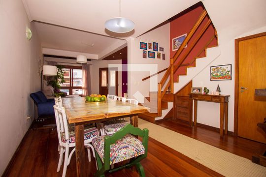 Sala de casa para alugar com 3 quartos, 182m² em Guarujá, Porto Alegre