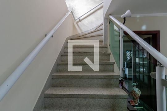Escadas  de casa para alugar com 3 quartos, 200m² em Vila Gumercindo, São Paulo