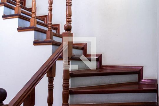 Escada de casa à venda com 3 quartos, 331m² em Santa Terezinha, São Bernardo do Campo