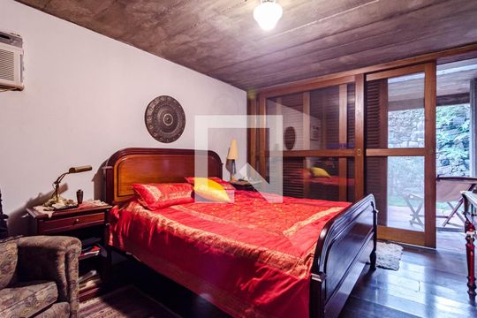 Suíte 1 de casa à venda com 5 quartos, 331m² em Alto de Pinheiros, São Paulo