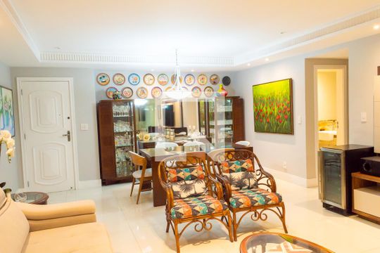 Sala de apartamento para alugar com 3 quartos, 140m² em Barra da Tijuca, Rio de Janeiro
