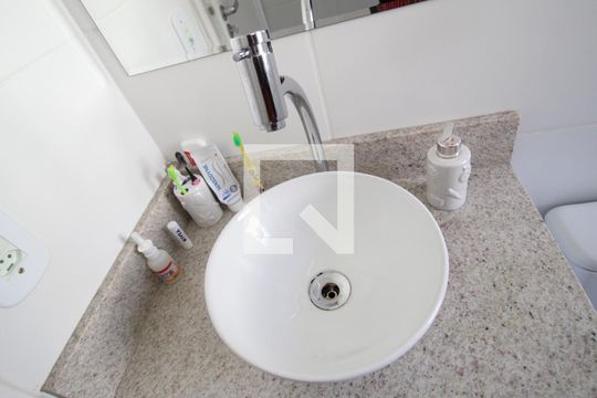 Banheiro de apartamento para alugar com 2 quartos, 54m² em Vila Hortência, Sorocaba