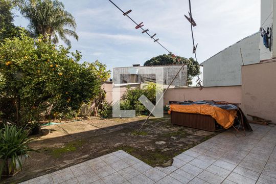 Quintal de casa à venda com 4 quartos, 300m² em Parque Santa Fé, Porto Alegre