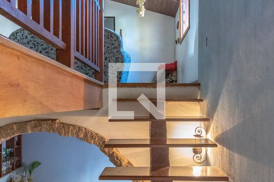Escada da Sala de casa à venda com 3 quartos, 400m² em Jardim São Vicente, Campinas