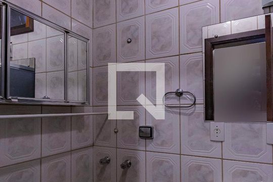 Banheiro de Serviço de casa à venda com 3 quartos, 230m² em Cristo Redentor, Porto Alegre