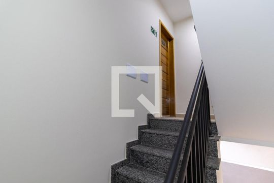 Escada de apartamento para alugar com 1 quarto, 36m² em Vila Paulicéia, São Paulo