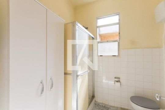 Banheiro de apartamento para alugar com 3 quartos, 55m² em São Cristóvão, Rio de Janeiro