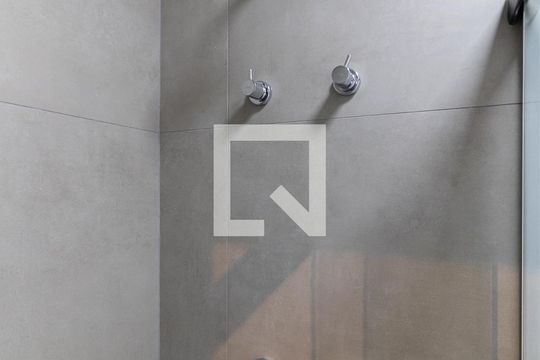Banheiro de kitnet/studio para alugar com 1 quarto, 22m² em Liberdade, São Paulo