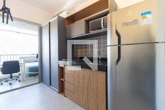 Cozinha de kitnet/studio para alugar com 1 quarto, 22m² em Liberdade, São Paulo