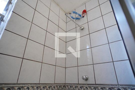 Banheiro de apartamento à venda com 3 quartos, 95m² em Floresta, Porto Alegre