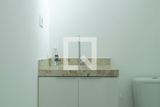 Banheiro de kitnet/studio para alugar com 1 quarto, 25m² em Santana, São Paulo