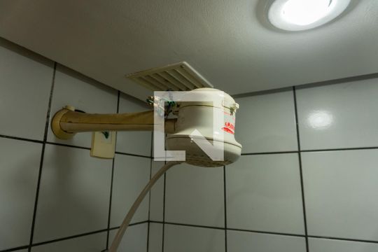 Banheiro de kitnet/studio para alugar com 1 quarto, 25m² em Setor Sudoeste, Brasília