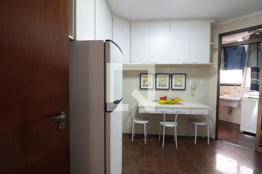 Cozinha de apartamento à venda com 3 quartos, 113m² em Vila Bertioga, São Paulo