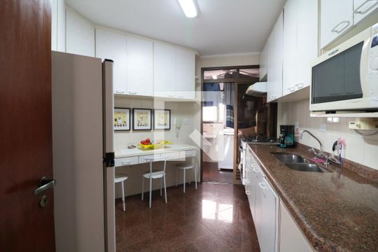 Cozinha de apartamento à venda com 3 quartos, 113m² em Vila Bertioga, São Paulo