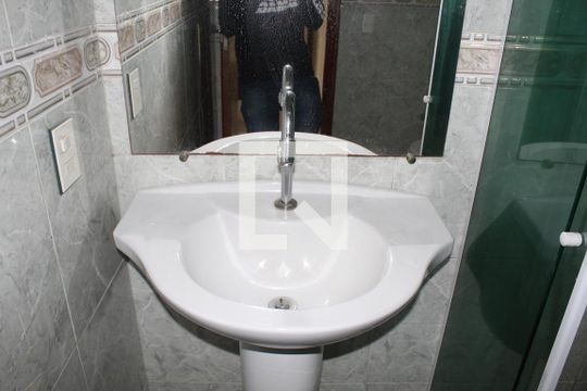 Banheiro de apartamento para alugar com 2 quartos, 50m² em Olaria, Rio de Janeiro