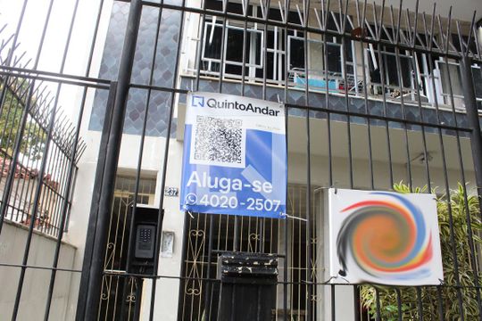 Plaquinha do Quinto Andar de apartamento para alugar com 2 quartos, 50m² em Olaria, Rio de Janeiro