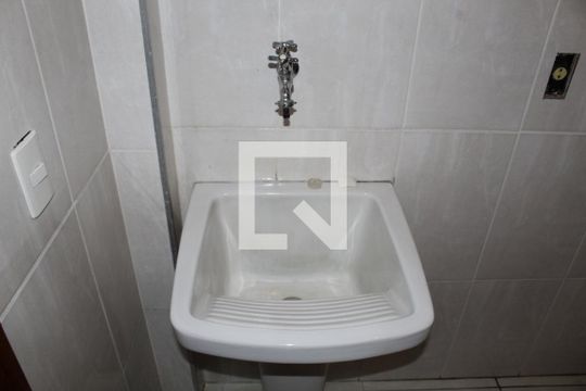 Área de Serviço de apartamento para alugar com 2 quartos, 50m² em Olaria, Rio de Janeiro
