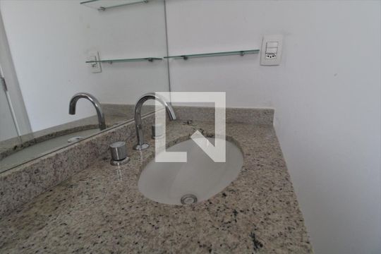 Pia do banheiro de apartamento para alugar com 2 quartos, 67m² em Brooklin Paulista, São Paulo