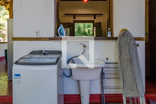 Área de Serviço de casa de condomínio à venda com 5 quartos, 400m² em Ouro Velho Mansões, Nova Lima