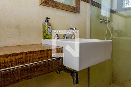 Banheiro da Suíte de casa de condomínio à venda com 5 quartos, 400m² em Ouro Velho Mansões, Nova Lima