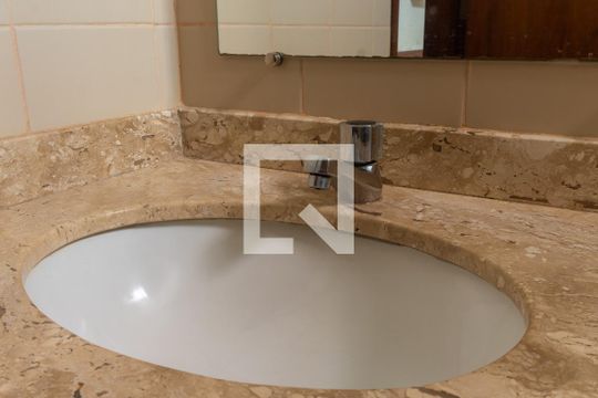 Banheiro de kitnet/studio para alugar com 1 quarto, 23m² em Asa Norte, Brasília
