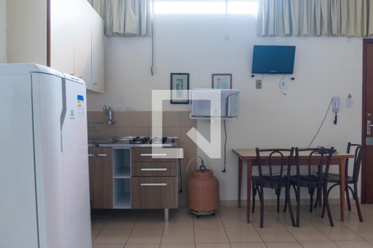 Cozinha de kitnet/studio para alugar com 1 quarto, 23m² em Asa Norte, Brasília
