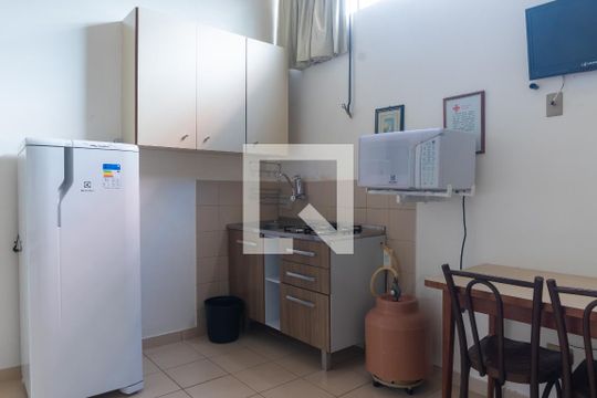Cozinha de kitnet/studio para alugar com 1 quarto, 23m² em Asa Norte, Brasília