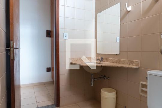 Banheiro de kitnet/studio para alugar com 1 quarto, 23m² em Asa Norte, Brasília