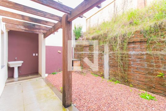 Quintal de casa à venda com 3 quartos, 149m² em Hípica, Porto Alegre