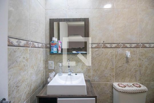 Banheiro de apartamento para alugar com 2 quartos, 45m² em Petrópolis, Porto Alegre