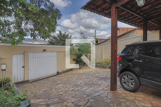 Garagem de casa à venda com 4 quartos, 354m² em Horto Florestal, Belo Horizonte