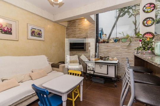 Área comum de casa de condomínio à venda com 3 quartos, 220m² em Santo Antônio, Porto Alegre