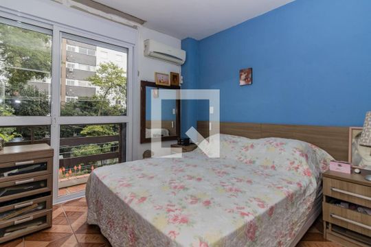Quarto de casa de condomínio à venda com 3 quartos, 220m² em Santo Antônio, Porto Alegre
