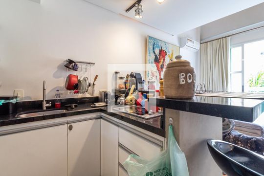 Cozinha de apartamento para alugar com 1 quarto, 45m² em Indianópolis, São Paulo