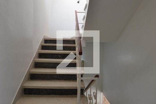 Escada de casa para alugar com 4 quartos, 250m² em Azenha, Porto Alegre