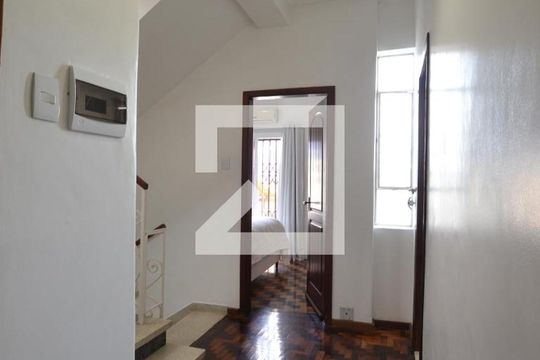 Hall de casa à venda com 4 quartos, 250m² em Azenha, Porto Alegre