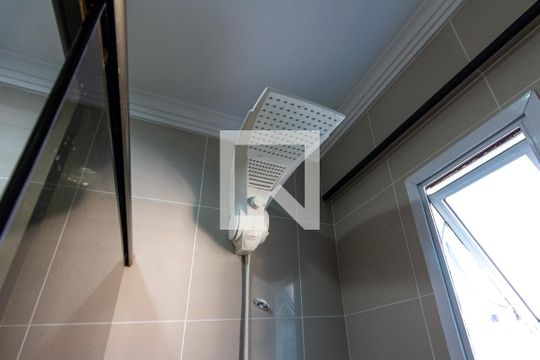 Detalhe do banheiro social de apartamento para alugar com 2 quartos, 76m² em Boqueirão, Praia Grande