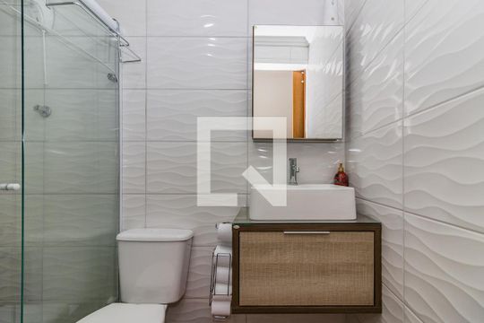 Banheiro de apartamento à venda com 2 quartos, 47m² em Camaquã, Porto Alegre