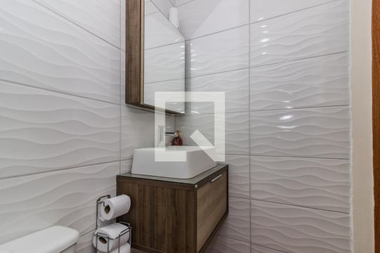Banheiro de apartamento à venda com 2 quartos, 47m² em Camaquã, Porto Alegre