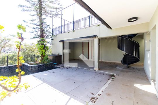 Quintal de casa à venda com 4 quartos, 600m² em Cambuci, São Paulo