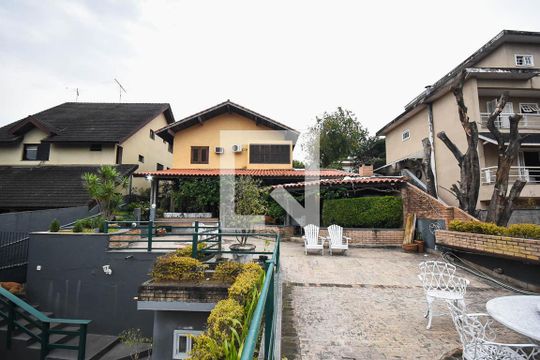 Fachada posterior de casa para alugar com 4 quartos, 600m² em Vila Inah, São Paulo