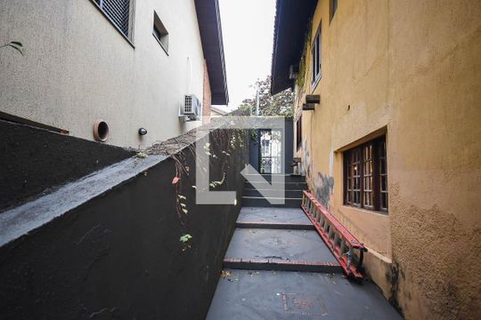 Lateral de casa para alugar com 4 quartos, 600m² em Vila Inah, São Paulo
