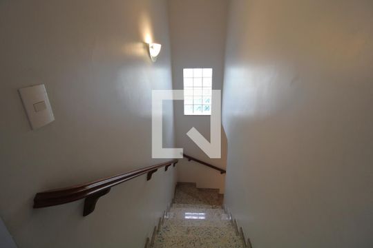 Escada de casa à venda com 3 quartos, 158m² em Interlagos, São Paulo