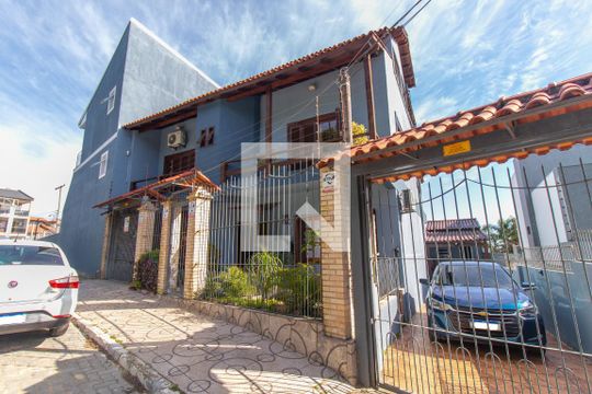 Fachada de casa de condomínio à venda com 3 quartos, 357m² em Vila Nova, Porto Alegre