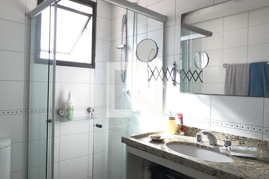 Banheiro da suíte de apartamento à venda com 4 quartos, 240m² em Vila Augusta, Guarulhos