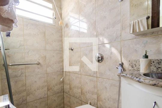 Banheiro da suíte de casa para alugar com 3 quartos, 120m² em Jardim Montanhês, Belo Horizonte