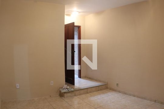 Sala de casa para alugar com 2 quartos, 240m² em Taquara, Rio de Janeiro